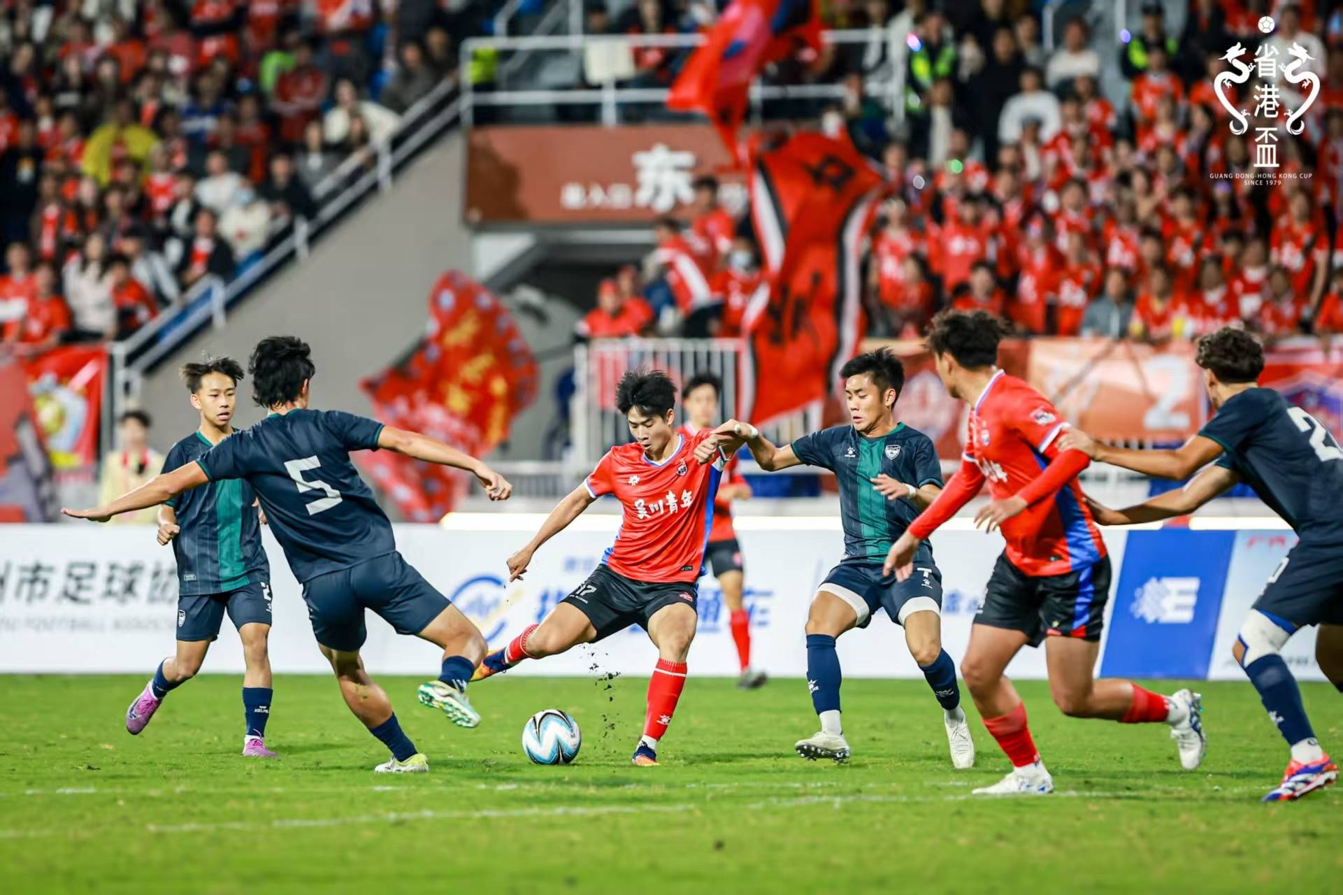 九游娱乐首页-足球赛场上的激烈角逐,谁能笑到最后一秒