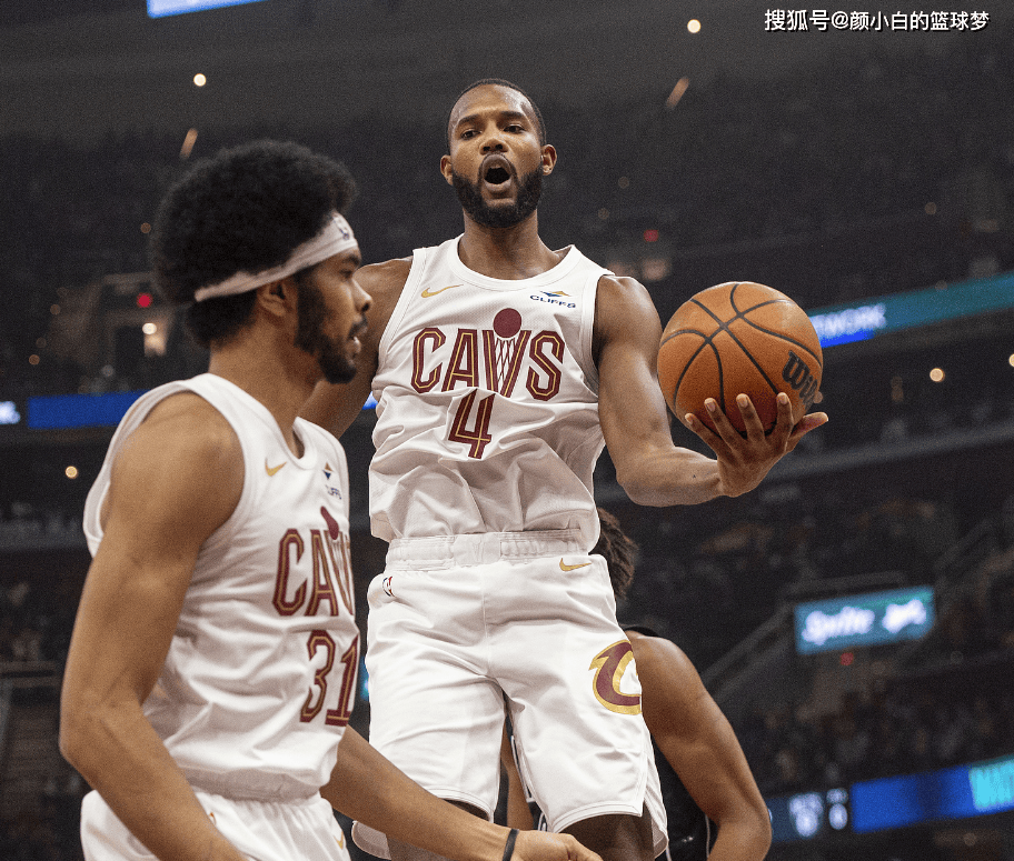 九游综合娱乐平台-戈贝尔主动钻到恩比德裆部